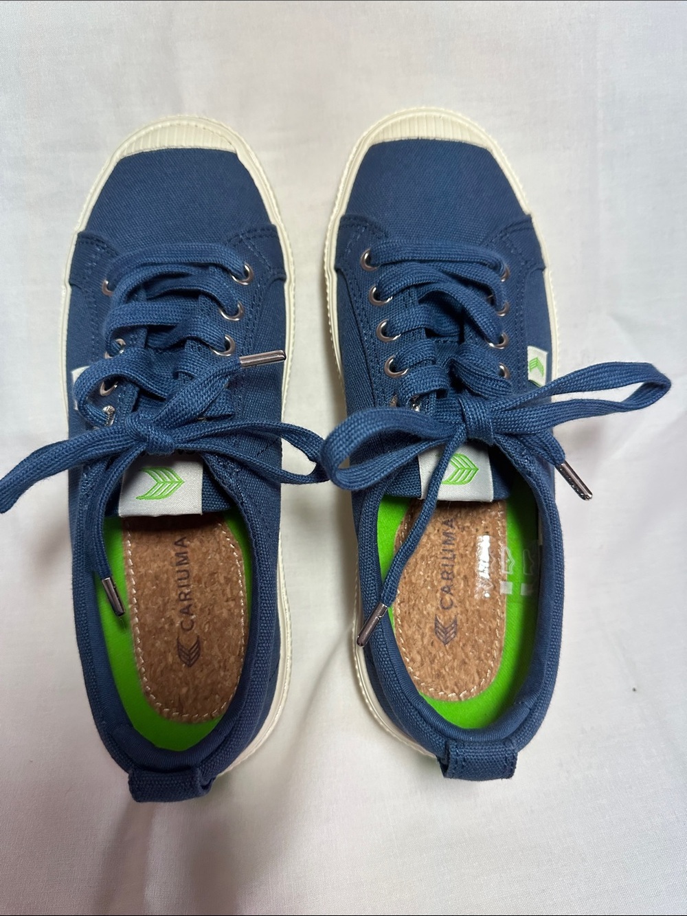 Cariuma Navy Canvas Lace-Up Sneakers with Green Insole
0002